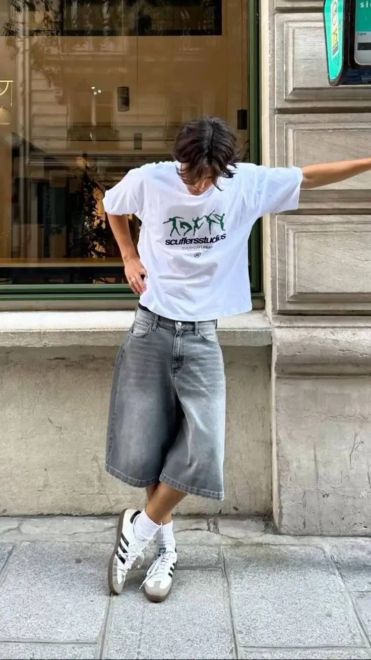 Vaquero y blanco (hombre): camiseta blanca estampada y bermudas vaqueras anchas con zapatillas
