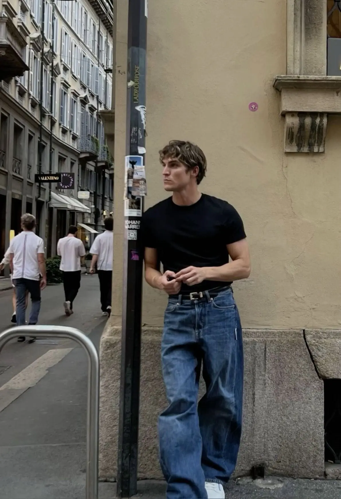 Outfit minimalist hombre: camiseta negra ajustada y vaqueros baggy azules