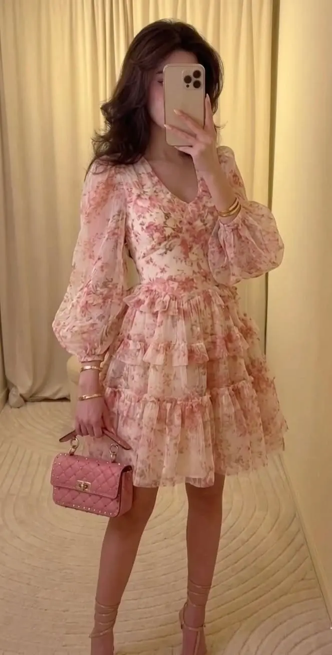 Outfit coastal mujer: vestido rosa de flores con volantes y bolso rosa acolchado