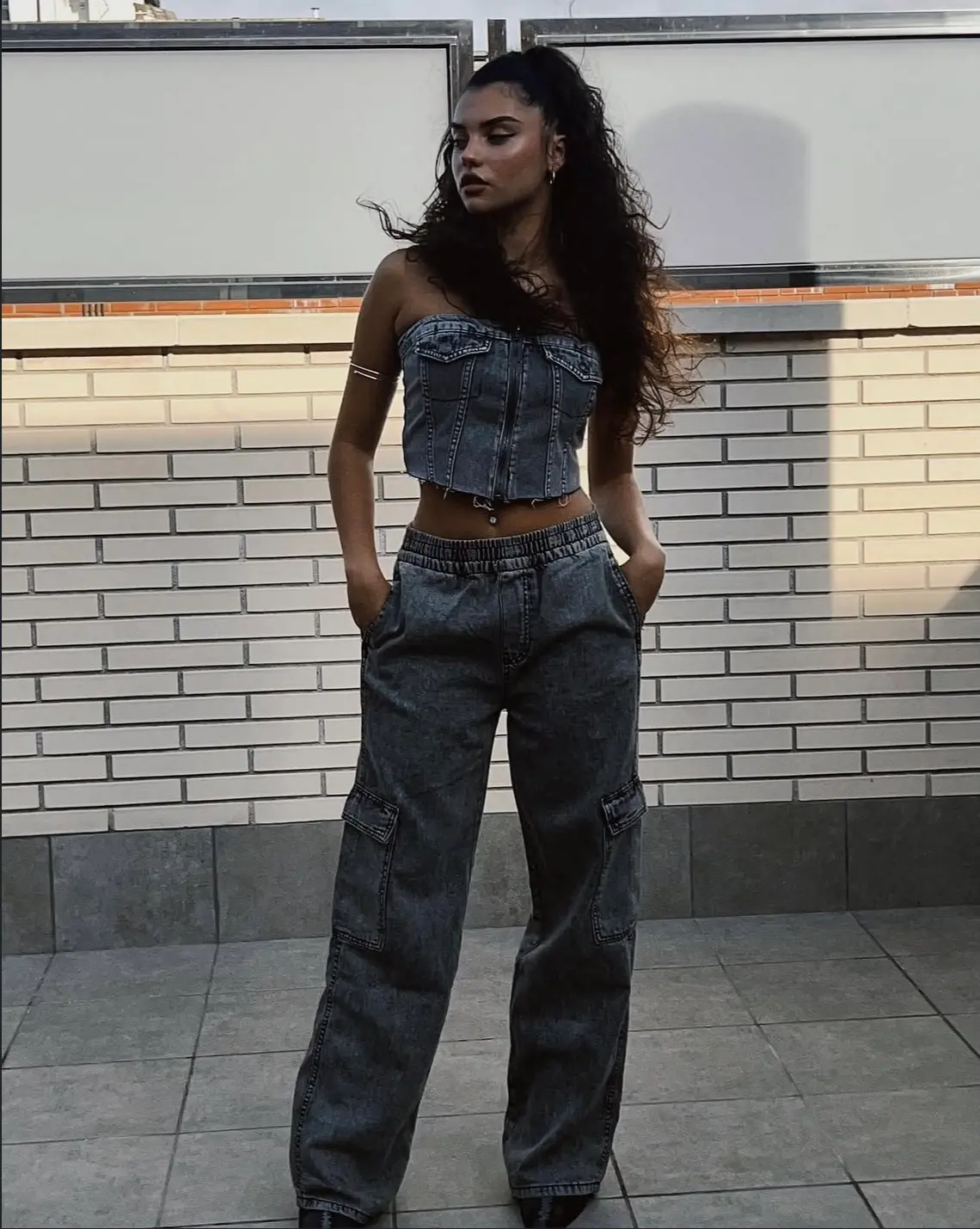¿Qué me pongo hoy? (mujer): top corsé vaquero y pantalón cargo vaquero gris