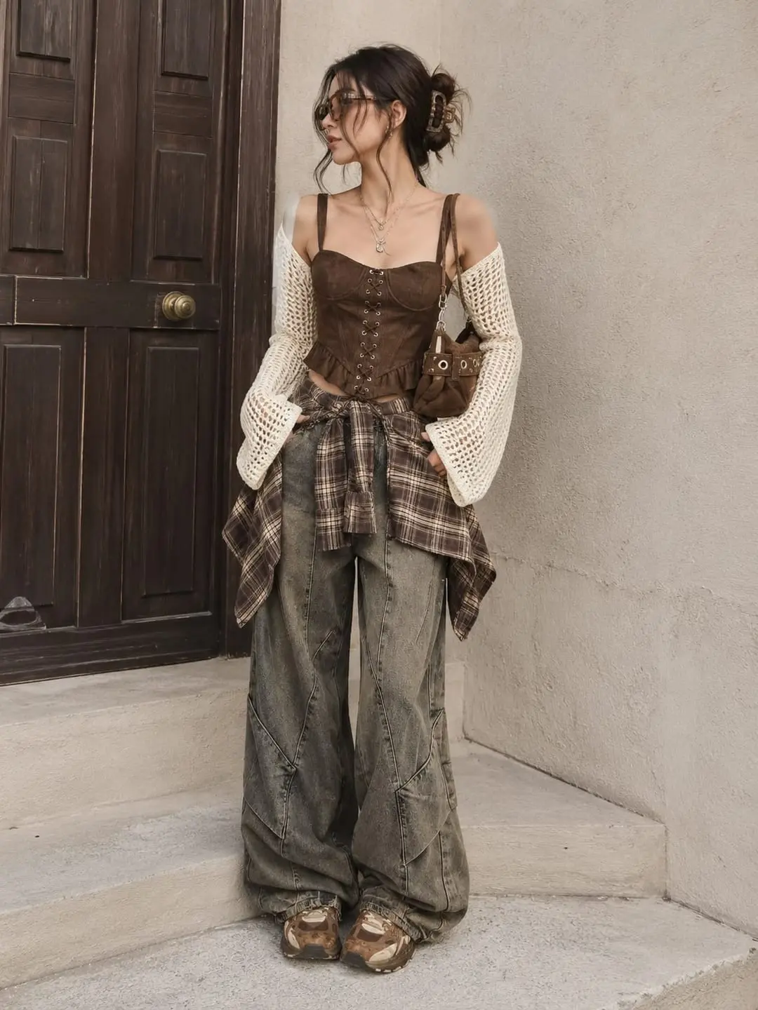 Outfit coastal mujer: corsé marrón, camisa de cuadros a la cintura, cárdigan de ganchillo y pantalón cargo verde